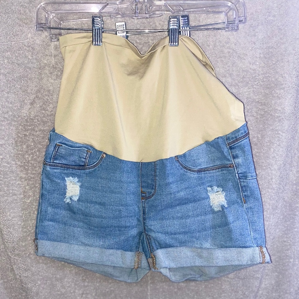 Maternity shorts .